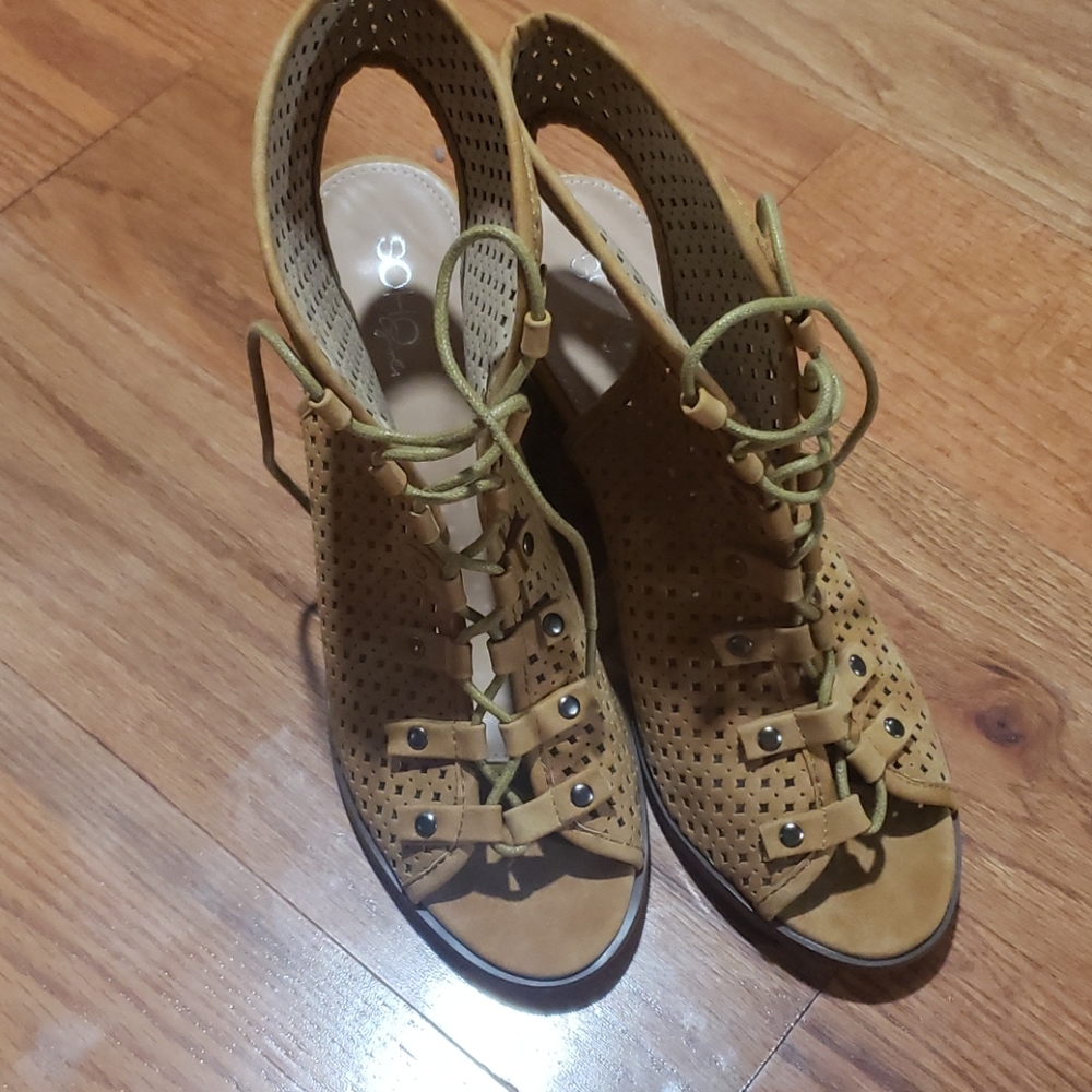 Shoes - Picture 3 of 4